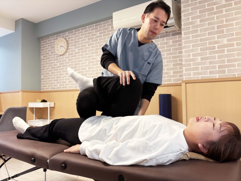 理学療法士が股関節の可動域を評価している様子｜慢性痛専門整体