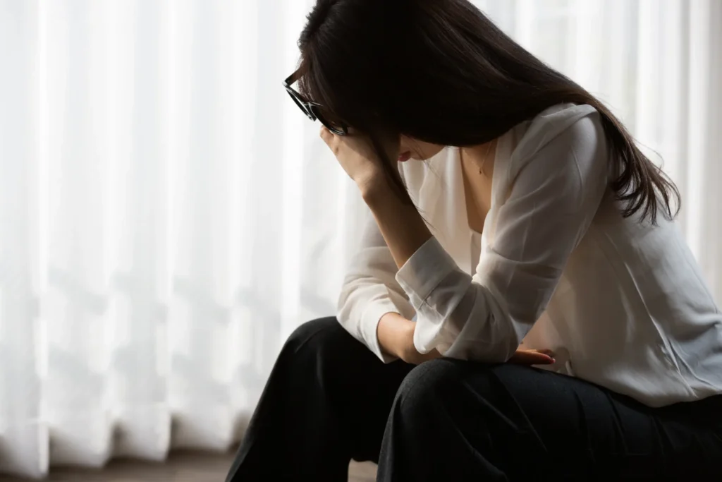 自律神経の乱れによる不調や不安で落ち込む女性