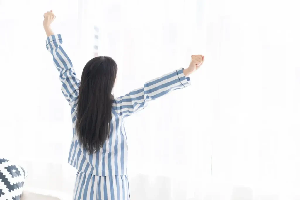 不眠が改善し気持ちよく目覚める女性のイメージ写真