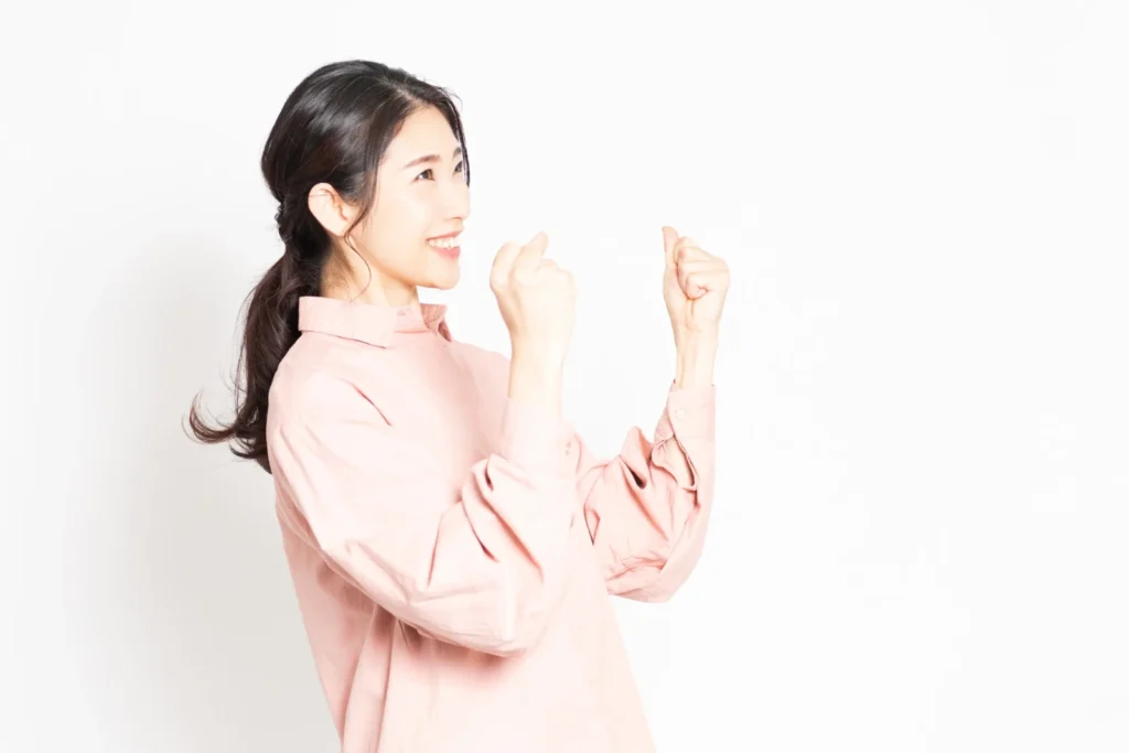 首こりが楽になり笑顔で喜ぶ女性のイメージ