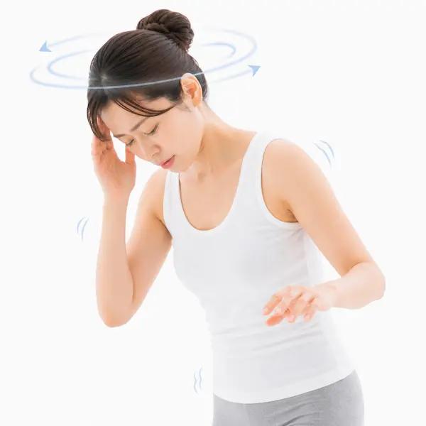 めまいでふらつきや回転感を感じる女性のイメージ