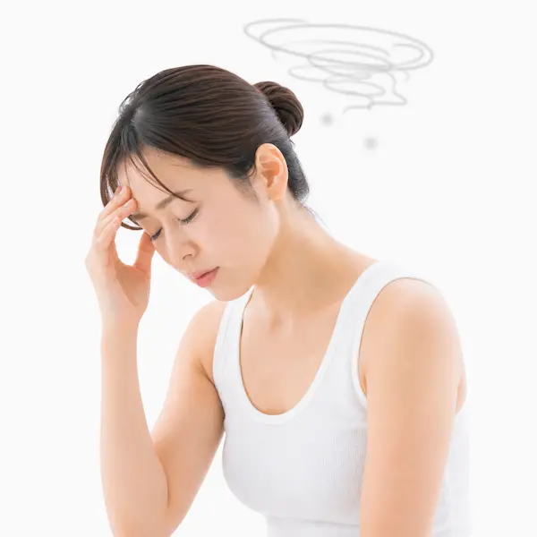 眠れずにぼんやりした表情の女性の不眠イメージ