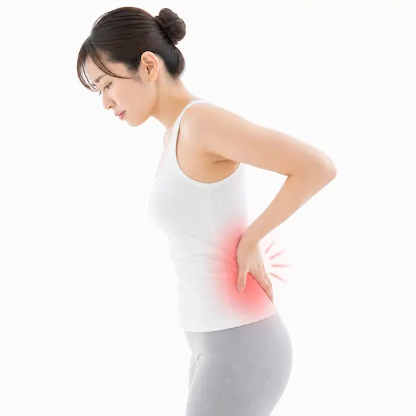 腰を押さえる女性と腰の痛みを示すイメージ