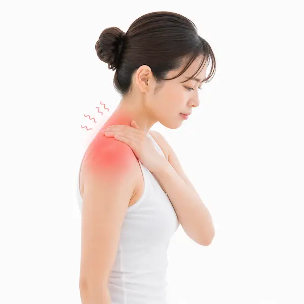 首から肩にかけてのこりと重だるさを感じる女性のイメージ