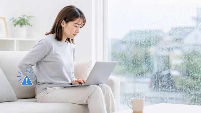 雨の日に長時間座って過ごす女性
