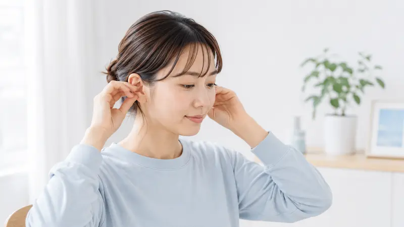 気圧変化に伴う不調のケアを目的とした耳まわりのマッサージ