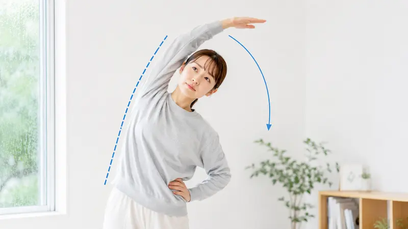 室内で軽く体を動かす女性