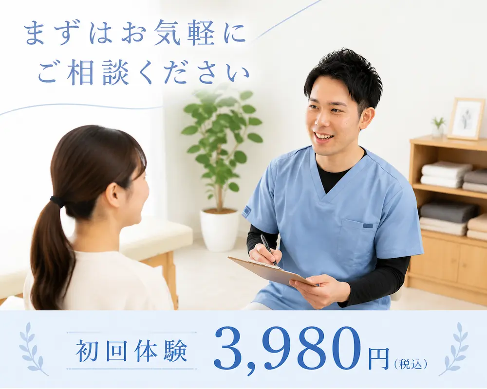 理学療法士と女性患者が笑顔で相談している院内の様子