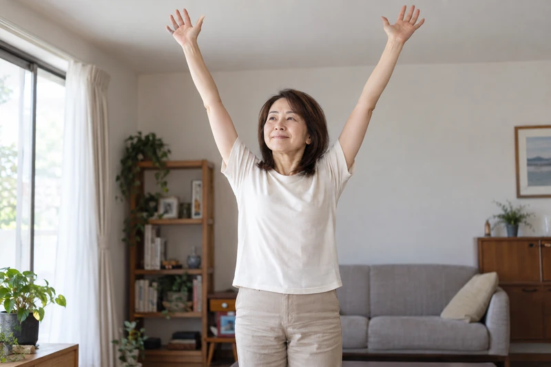 肩の痛みが改善し腕を上げられるようになった女性(五十肩の回復イメージ)
