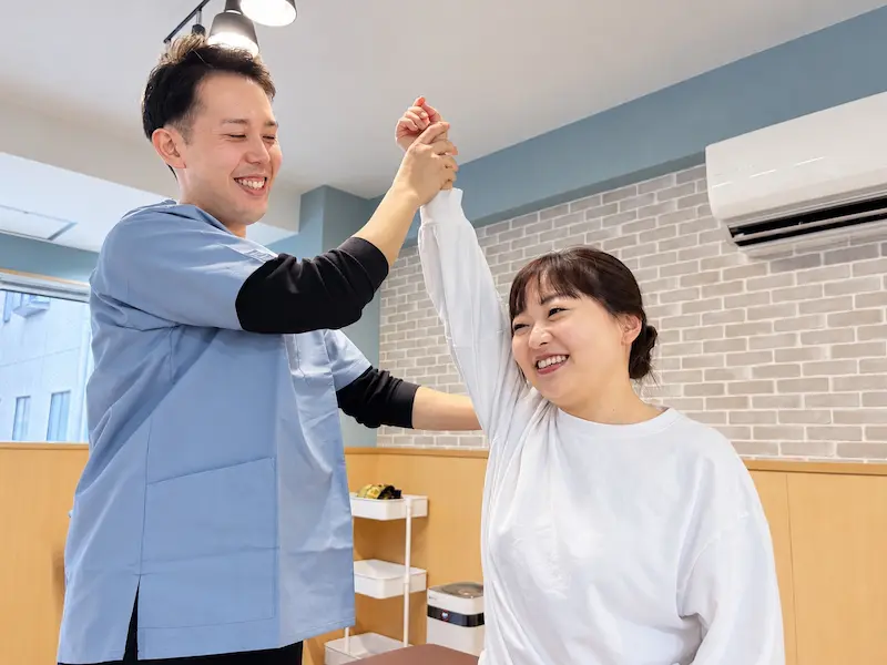 鹿児島市の整体で理学療法士資格を持つ院長が肩の可動域を評価している様子